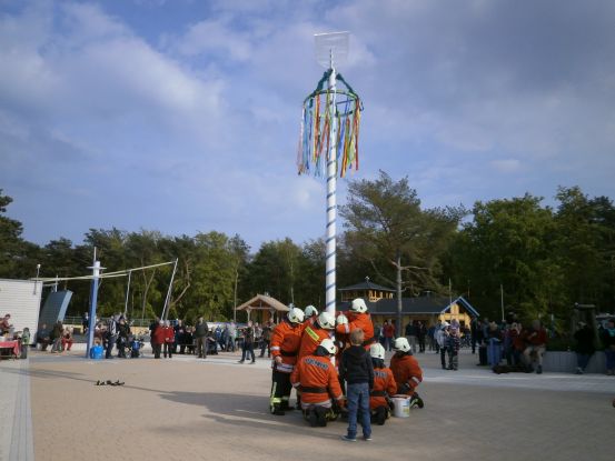 Maibaumsetzen mit der Freiwilligen Feuerwehr Zempin, &copy; Maibaumsetzen.JPG