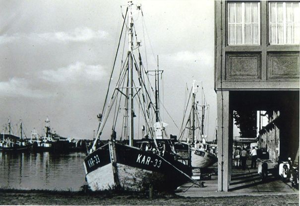 Ortsf&uuml;hrung in Richtung Hafen: Karlshagens Geschichte vom Fischerdorf  zum Ostseebad, &copy; Hafen Karlshagen ca. 1970.jpg
