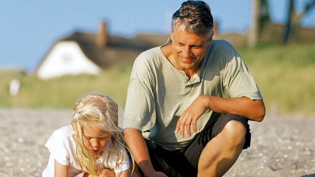 Grandpa and granddaughter in search of shells, © TMV - Topel