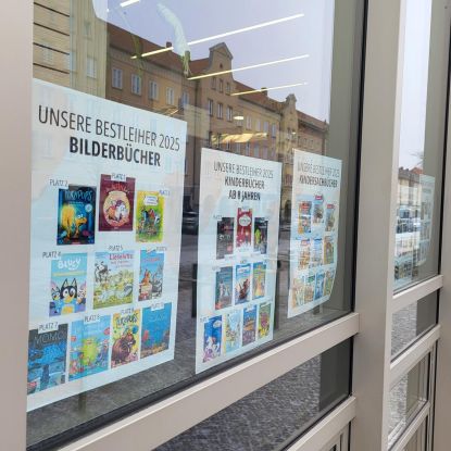 Fensterausstellung Bestleiher 2025 Bibl NB, &copy; Regionalbibliothek Neubrandenburg