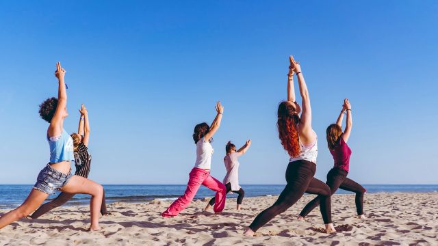 Yoga am Strand, © urbazon von Getty Images Signature