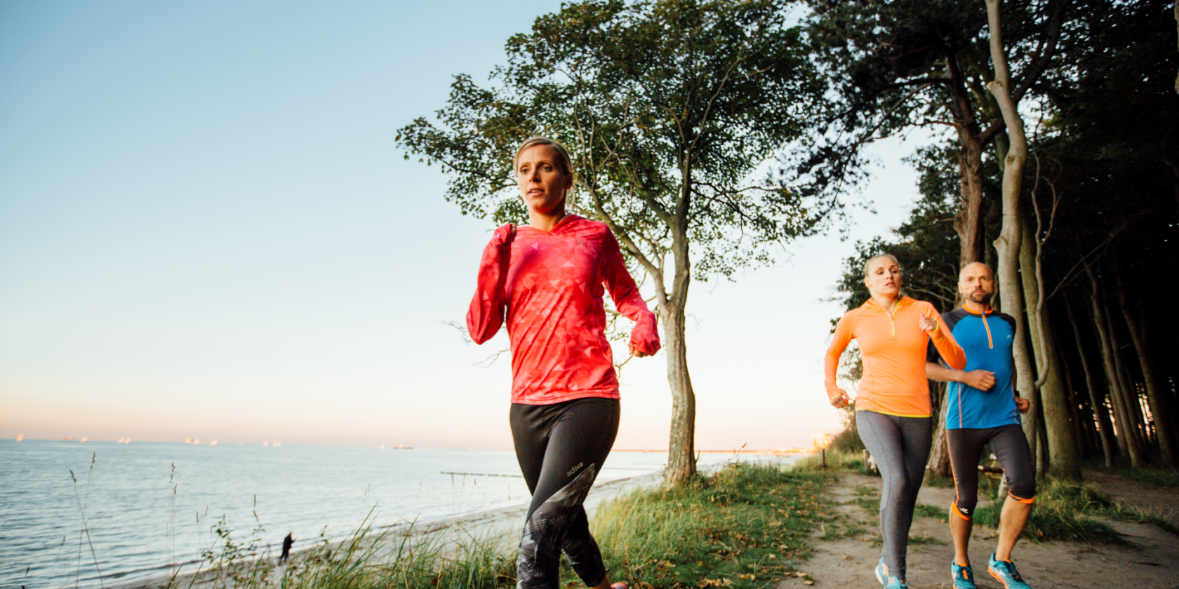 Joggen abends entlang der Steilküste, © TMV/Roth