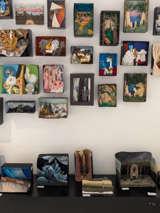Ansichten der Ausstellung Schüler stellen aus 2025, © Kunsthalle Rostock