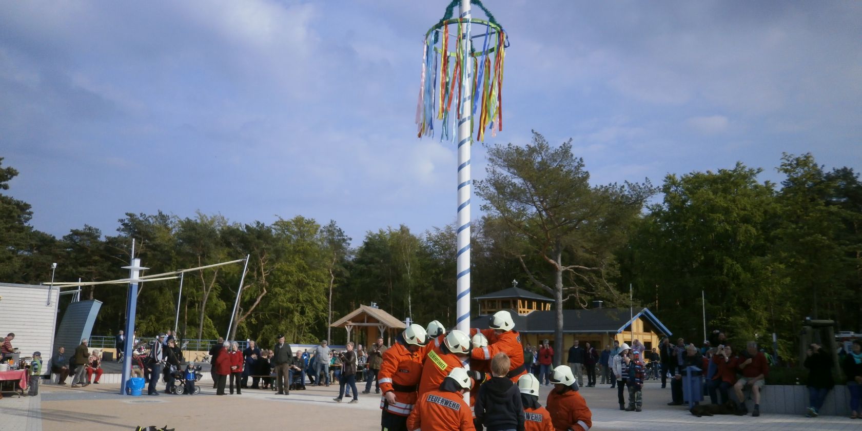 Maibaumsetzen mit der Freiwilligen Feuerwehr Zempin, &copy; Maibaumsetzen.JPG