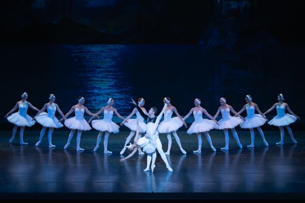 9-KyivClassicBallet_SwanLake_2Act_Photo-Atsushi Umezu, &copy; Atsushi Umezu