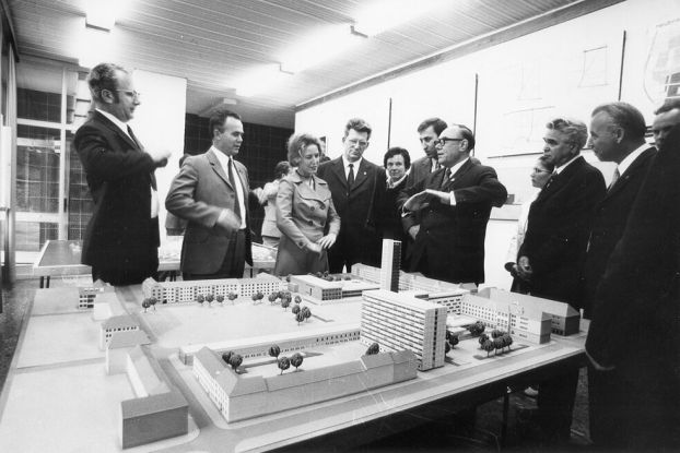 Iris Dullin-Grund explains the model of the House of Culture in Neubrandenburg, &copy; Kunstsammlung Neubrandenburg