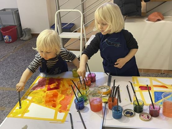 Kinder beim Malen mit Aquarellfarbe, &copy; Ute Laux