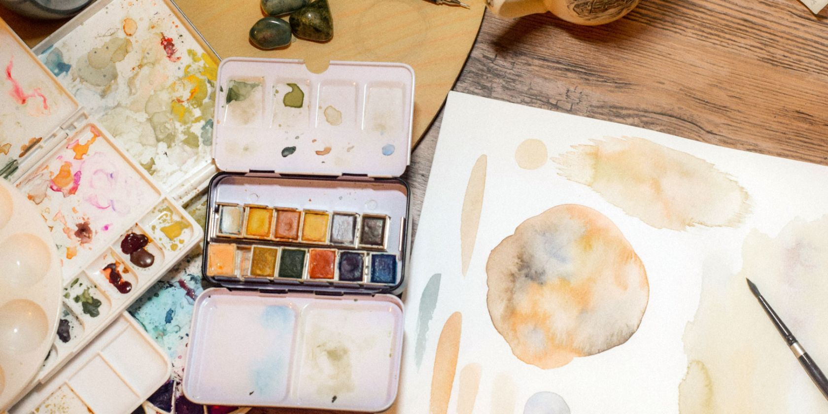 Symbolfoto | Malen mit Aquarellfarben im Pavillon, © Foto von Sarah Brown auf Unsplash