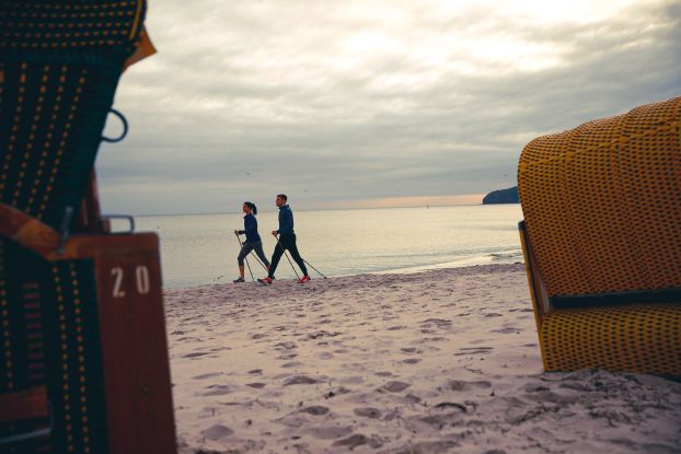 Bewegungskurs: »Flow2go« - Nordic Walking & Yoga, © Binzer Bucht Tourismus | Lars Schneider