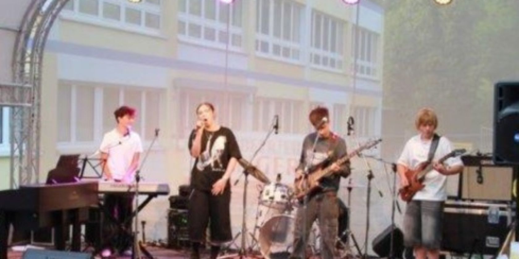 Die Schulband "Pausenbrot" on stage., &copy; kon.centus