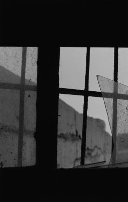 Dirk Reinartz - Blick vom Zellenbau auf Festungsmauern, Breendonk, 1993, &copy; Kunsthalle Rostock