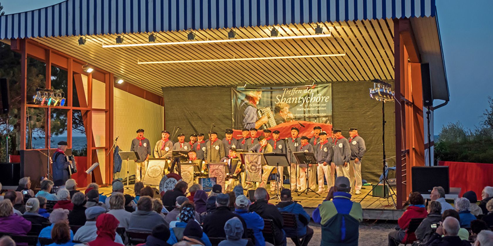 Shanty choir on the Zingst open-air stage, © Frank Burger