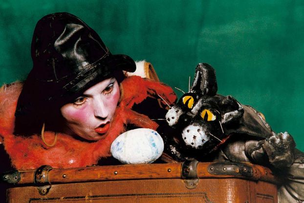 How Zorba the cat taught the little seagull to fly, &copy; Klaus Zinnecke