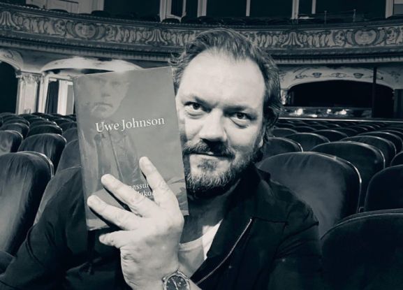 Reading with Charly H&uuml;bner, &copy; Suhrkamp