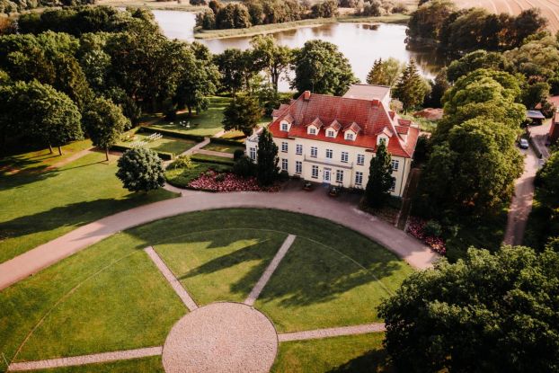 Gut Gremmelin_Gremmelin von oben_Gutshaus mit Vorplatz und See, &copy; GG
