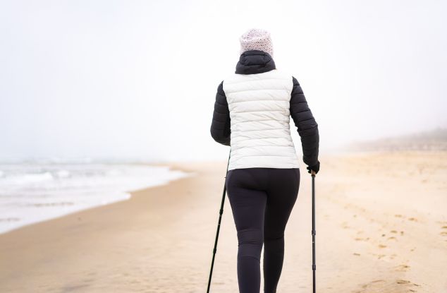 Bewegungskurs: »Flow2go« - Nordic Walking & Yoga, © Shutterstock