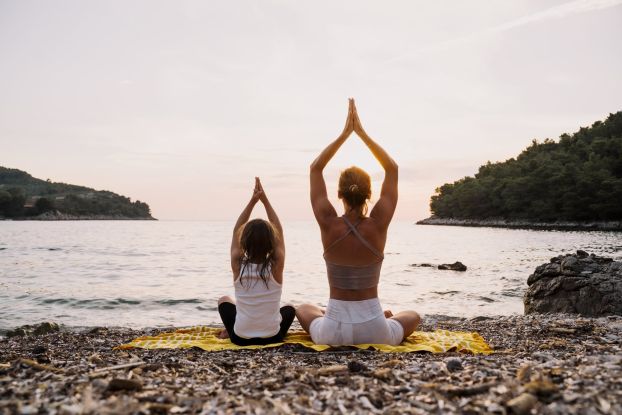 Kinder-Yoga am Strand, &copy; shutterstock
