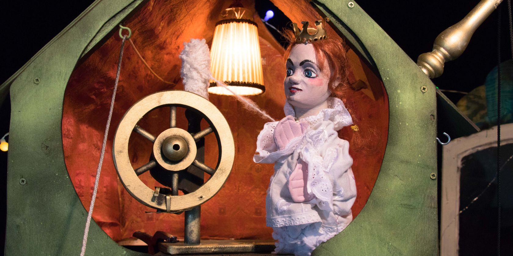 Puppenspiel, © TOG (aus dem Stück "Dornröschen und Fräulein Lieselotte" von Theater Maskotte; Foto: Hans Wander und Hektor Bazo)