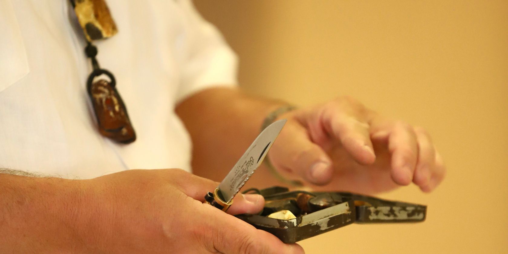 Bernsteinschleifen mit dem Bernsteinexperten Thomas Reich, &copy; DAS FOTO HENRYBOEHM
