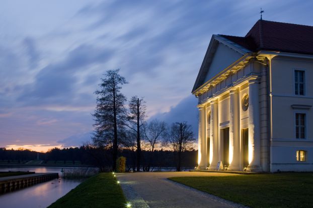 Schosstheater Rheinsberg am Abend (c) Michael Haddenhorst, © Schosstheater Rheinsberg am Abend (c) Michael Haddenhorst