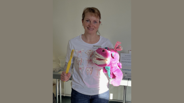 Zahnprophylaxe-Helferin Hanka Mayer beim Elterntreff "Bibolinchen", &copy; Hanka Mayer, Zahn&auml;rztlicher Dienst Landkreis Vorpommern-R&uuml;gen