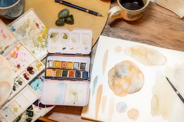 Symbolfoto | Malen mit Aquarellfarben im Pavillon, © Foto von Sarah Brown auf Unsplash