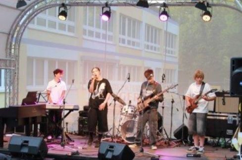 Die Schulband "Pausenbrot" on stage., &copy; kon.centus