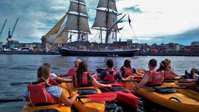 Paddling group In city harbor with sailing boat, © Ronald Kley